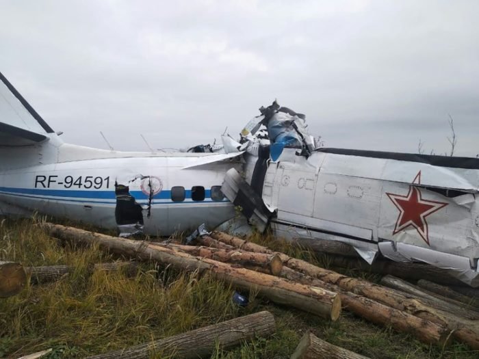 Dezesseis mortos em queda de avião no centro da Rússia Dezesseis mortos em queda de avião no centro da Rússia
