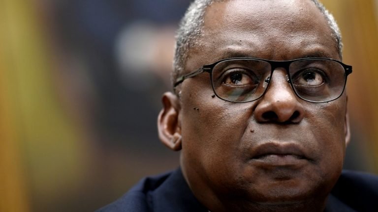 Com Rússia na mira, chefe do Pentágono visita a região do Mar Negro Com Rússia na mira, chefe do Pentágono visita a região do Mar Negro