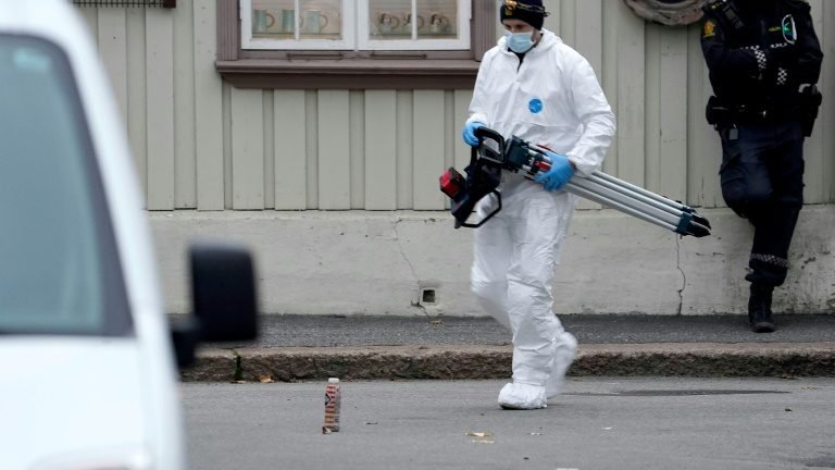 Entre gritos e sirenes, testemunhas relatam o horror de ataque na Noruega Entre gritos e sirenes, testemunhas relatam o horror de ataque na Noruega