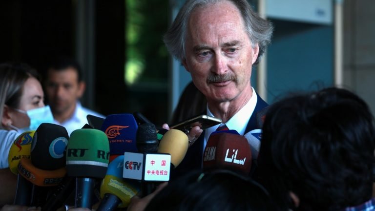 Síria: oposição e regime realizam 1ª negociação sobre Constituição Síria: oposição e regime realizam 1ª negociação sobre Constituição