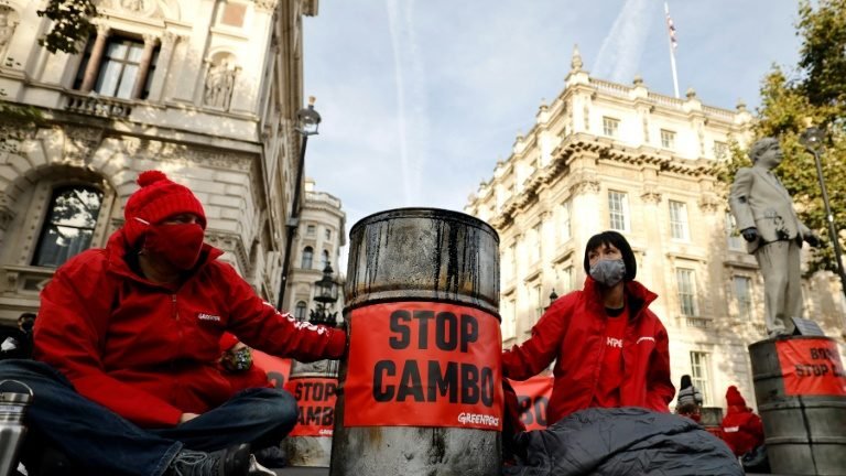 Greenpeace faz protesto em Londres contra exploração de petróleo na Escócia Greenpeace faz protesto em Londres contra exploração de petróleo na Escócia