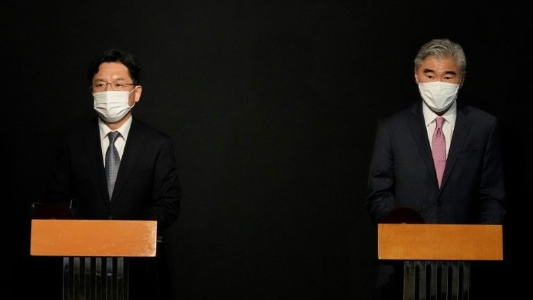 Enviado dos EUA pede à Coreia do Norte fim dos testes de mísseis Enviado dos EUA pede à Coreia do Norte fim dos testes de mísseis