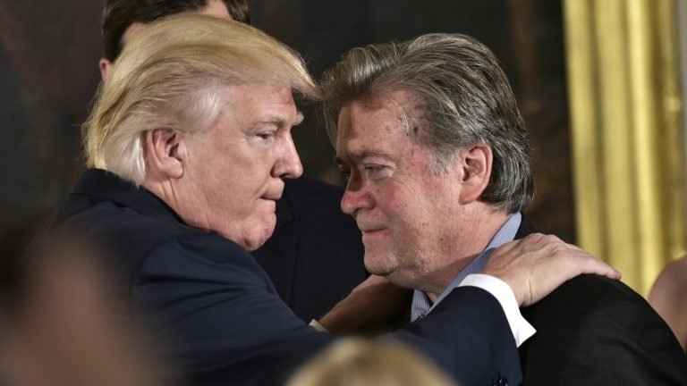 Congressistas dos EUA recomendam que Steve Bannon seja acusado por ataque ao Capitólio Congressistas dos EUA recomendam que Steve Bannon seja acusado por ataque ao Capitólio