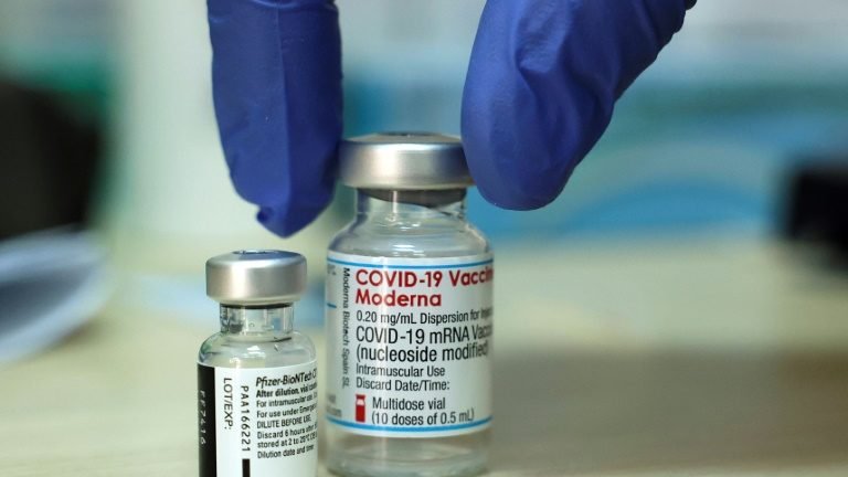 Especialistas recomendam dose de reforço da Moderna para idosos e grupos de risco nos EUA Especialistas recomendam dose de reforço da Moderna para idosos e grupos de risco nos EUA