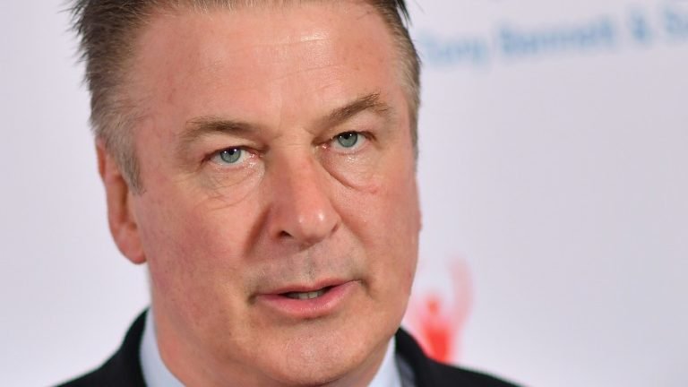 Ator Alec Baldwin disparou arma cenográfica que matou mulher em set de filmagem Ator Alec Baldwin disparou arma cenográfica que matou mulher em set de filmagem