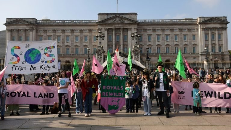 Jovens britânicos pedem à família real para restaurar os ecossistemas em suas terras Jovens britânicos pedem à família real para restaurar os ecossistemas em suas terras