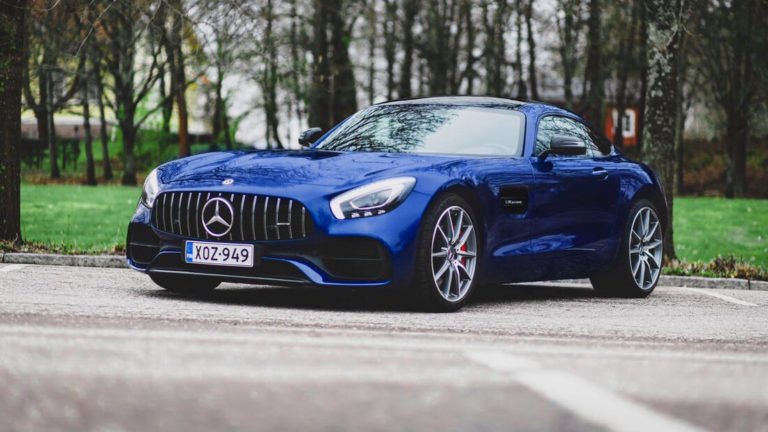 Mercedes AMG GT You can access websites and search for points of interest. There is also a function for reading emails and messages on speakerphone