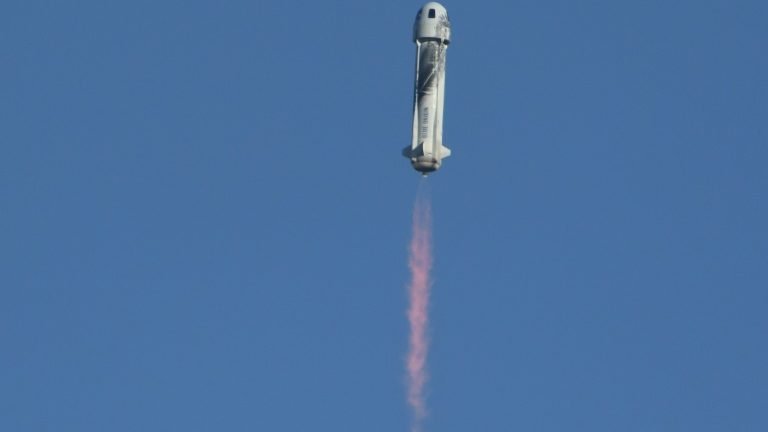 Filha do primeiro americano no espaço estará no próximo voo da Blue Origin Filha do primeiro americano no espaço estará no próximo voo da Blue Origin