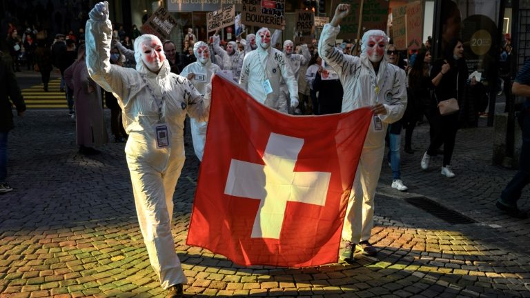 Protesto contra medidas de saúde anticovidais em 16 de outubro de 2021 em Lausanne (Suíça), semanas antes do referendo realizado em 28 de novembro de 2021 sobre a lei que impõe o passaporte sanitário na Suíça - AFP/Arquivos