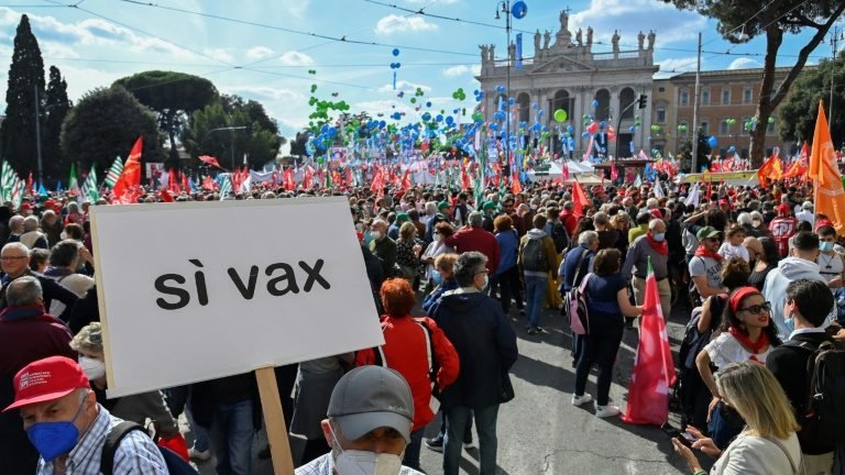 Itália adota novas medidas devido ao aumento de contágios de covid-19 Itália adota novas medidas devido ao aumento de contágios de covid-19