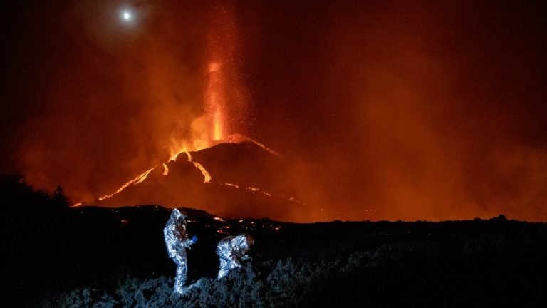 Confinamento em La Palma após fluxo de lava chegar ao mar Confinamento em La Palma após fluxo de lava chegar ao mar