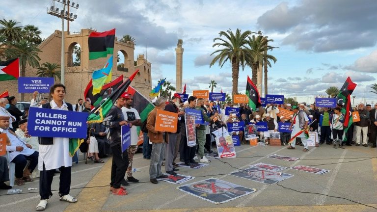 Manifestantes se reúnem em Trípoli, Líbia, para protestar contra a candidatura de Seif al Islam Kadhafi, em 19 de novembro de 2021 - AFP