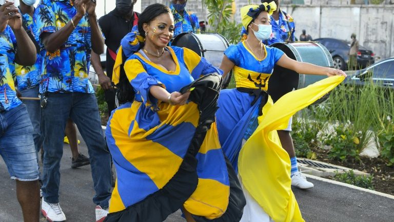 Mulheres dançam na inauguração do Liberty Park em Bridgetown, Barbados, em 27 de novembro de 2021 - AFP