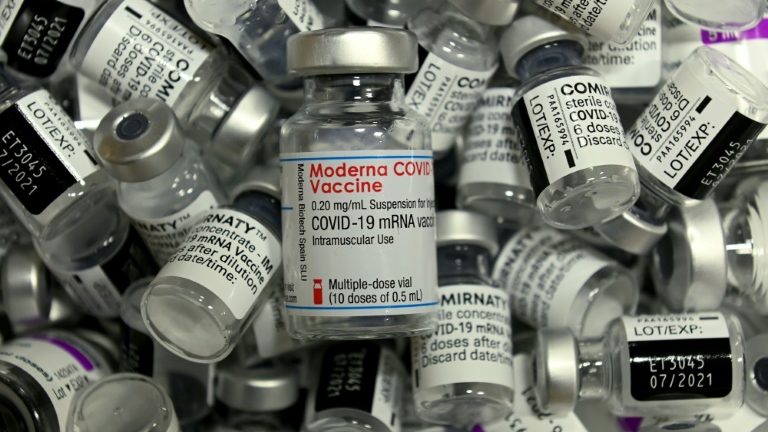 Moderna diz que desenvolverá vacina de reforço contra nova variante da covid