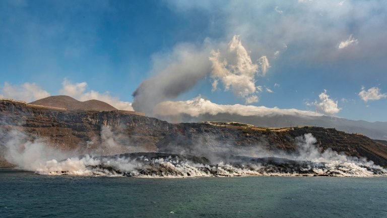 Confinamento em ilha das Canárias afetada por vulcão é suspenso Confinamento em ilha das Canárias afetada por vulcão é suspenso