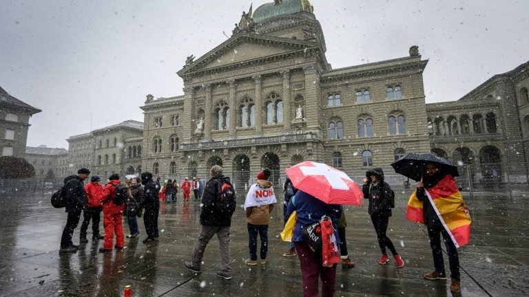 Manifestantes em frente ao Parlamento suíço, em Berna, em 28 de novembro de 2021 - AFP