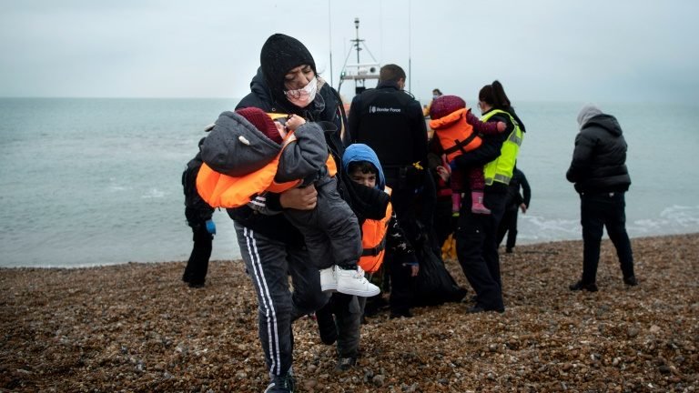 Ministros europeus se reúnem para discutir migração após naufrágio no Canal da Mancha Ministros europeus se reúnem para discutir migração após naufrágio no Canal da Mancha
