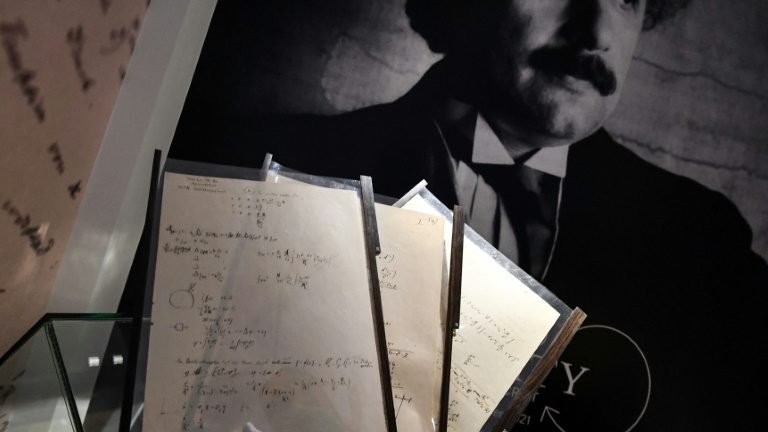 Manuscrito de Einstein é arrematado em leilão ao preço recorde de € 11,6 milhões Manuscrito de Einstein é arrematado em leilão ao preço recorde de € 11,6 milhões
