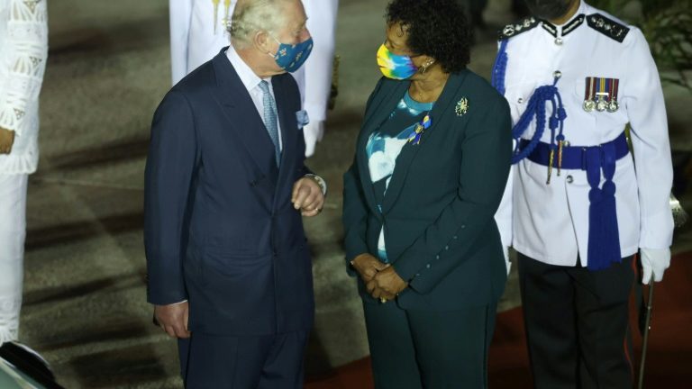 O príncipe Charles foi recebido por Sandra Mason ao chegar no aeroporto de Bridgetown, em Barbados, em 28 de novembro de 2021 - GETTY IMAGES NORTH AMERICA/AFP