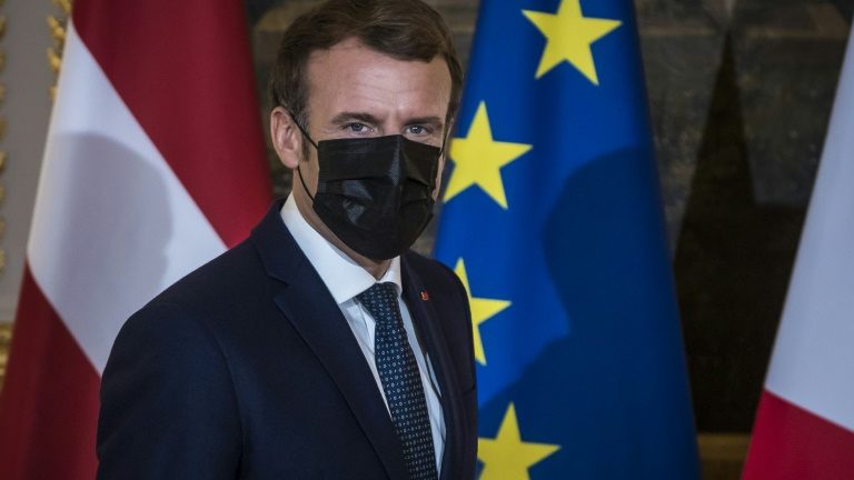 O presidente francês, Emmanuel Macron, se encontra com o primeiro-ministro da Letônia no Palácio do Eliseu em Paris, em 1º de dezembro de 2021 - POOL/AFP