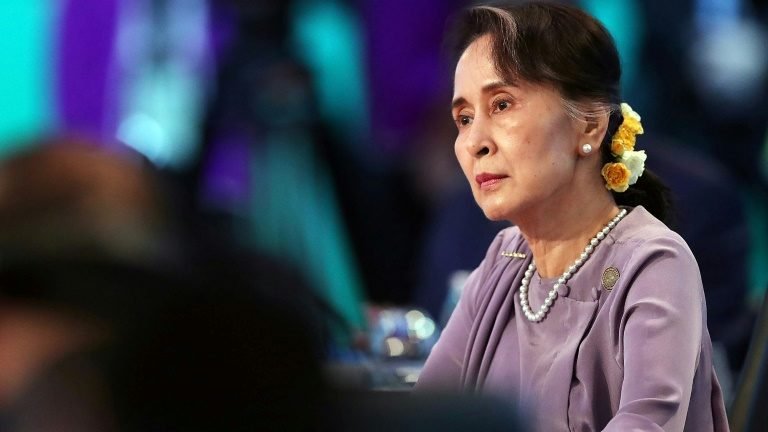 Aung San Suu Kyi foi condenada, mas uma nova resistência nasce em Mianmar(analistas) Aung San Suu Kyi foi condenada, mas uma nova resistência nasce em Mianmar(analistas)