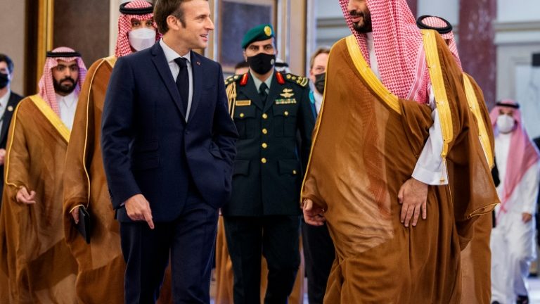 Presidente francês encerra viagem pelo Golfo com encontro com príncipe herdeiro saudita