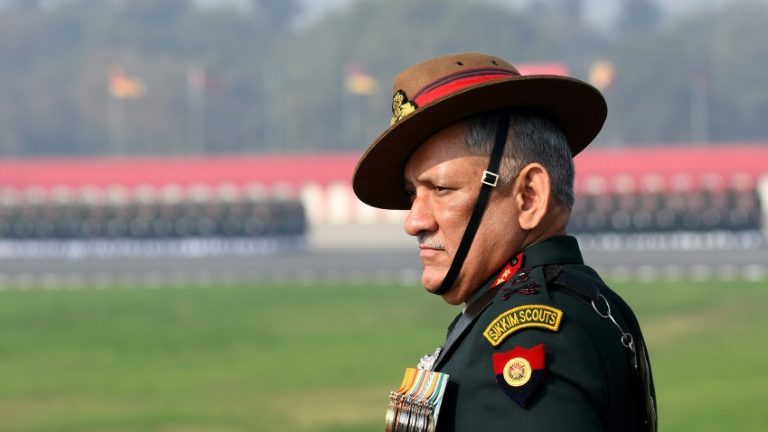 Queda de helicóptero com chefe do Estado-Maior da Índia deixa pelo menos três mortes