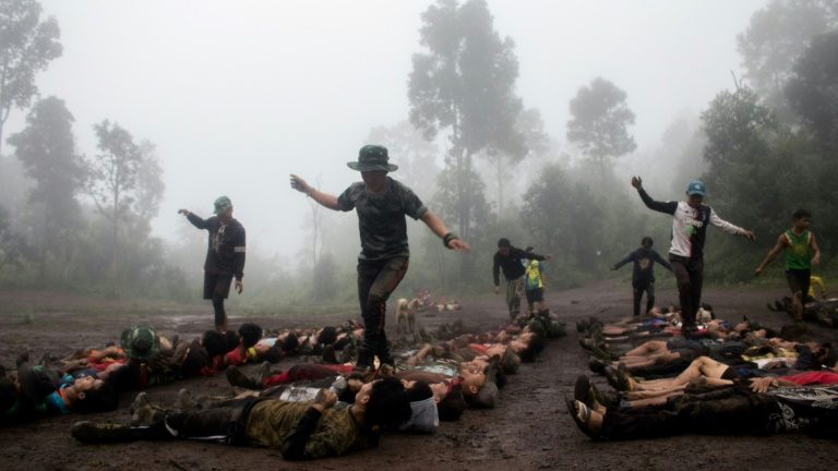 Recrutas rebeldes birmaneses treinam em uma floresta no estado de Karen, em 16 de outubro de 2021 - AFP