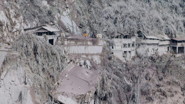 Des maisons recouvertes de cendres le 5 décembre 2021 sur les flancs du Mont Semeru, qui a fait éruption la veille, dans la région de Lumajang, en