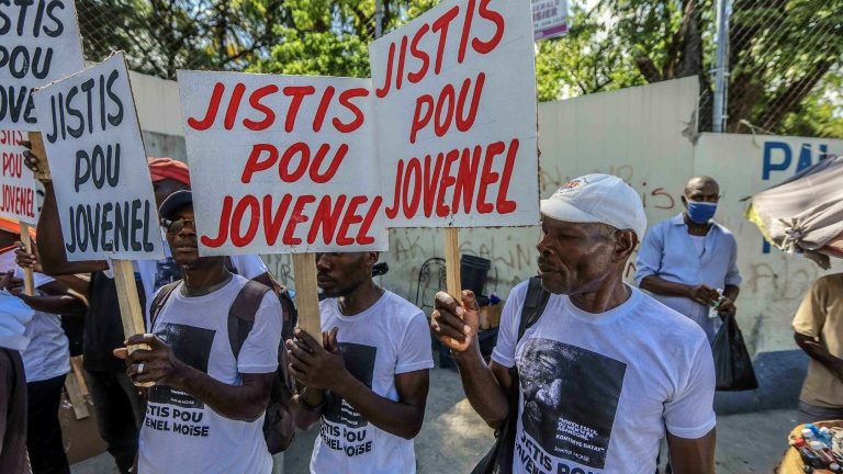 Ativistas pedem justiça para Jovenel Moise em frente à promotoria, em Porto Príncipe - AFP