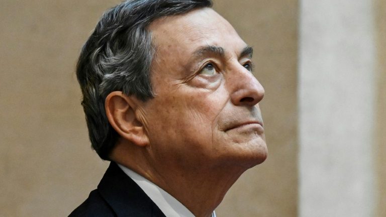 O primeiro-ministro da Itália, Mario Draghi, aguarda a chegada do premiê indiano, Narendra Modi, para encontro no Palácio Chigi em Roma, em 29 de outubro de 2021 - AFP