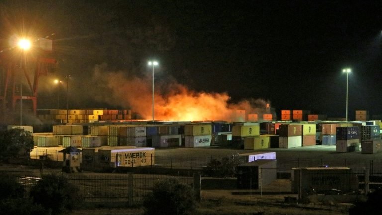 Israel bombardeia carregamento de armas iranianas no porto sírio de Latakia Israel bombardeia carregamento de armas iranianas no porto sírio de Latakia