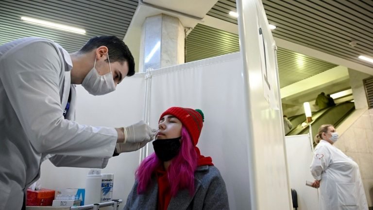 Rússia detecta primeiros casos da variante ômicron Rússia detecta primeiros casos da variante ômicron