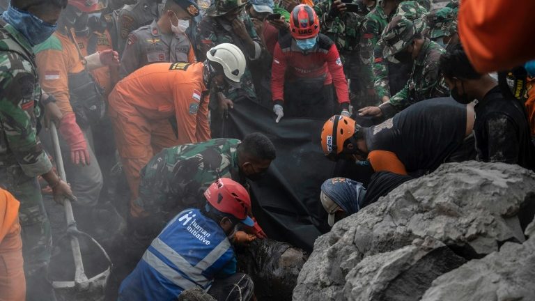 Atividade do vulcão Semeru na Indonésia afeta operações de resgate
