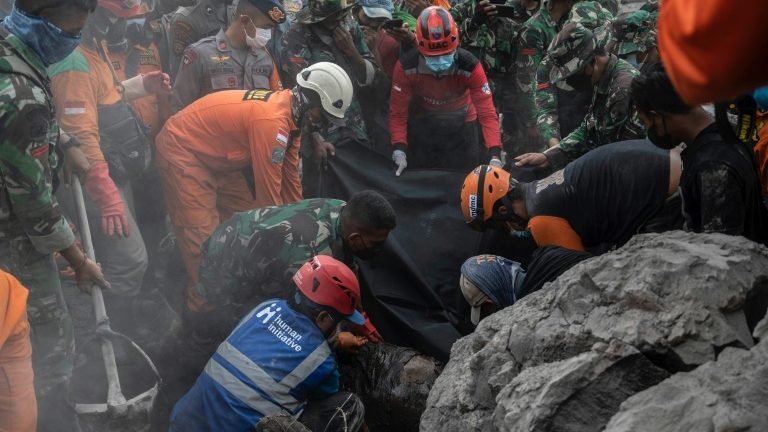 Atividade do vulcão Semeru na Indonésia afeta operações de resgate Atividade do vulcão Semeru na Indonésia afeta operações de resgate