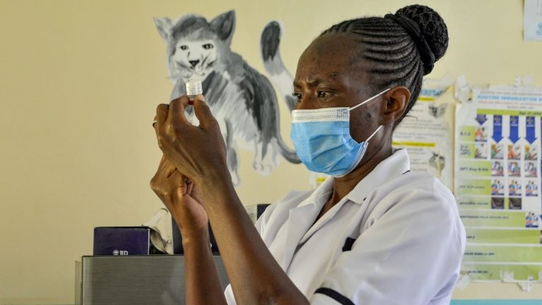 (Arquivo) Profissional de saúde prepara dose de vacina contra a malária em um hospital do Quênia, em 7 de outubro de 2021 - AFP