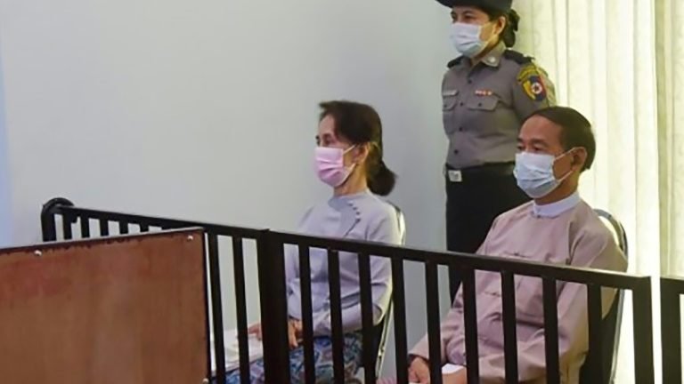 Junta militar de Mianmar condena Aung San Suu Kyi a quatro anos de prisão Junta militar de Mianmar condena Aung San Suu Kyi a quatro anos de prisão