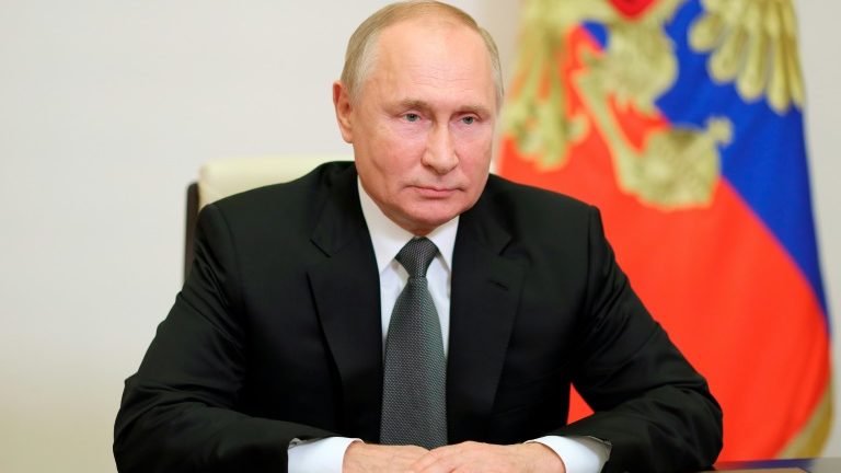 Putin visita a Índia em busca de acordos militares e no setor de energia Putin visita a Índia em busca de acordos militares e no setor de energia
