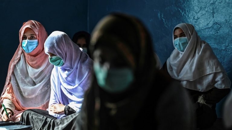 Mulheres assistem aula na escola Noorania, na cidade de Sharan, na província afegã de Paktika, em 16 de novembro de 2021 - AFP