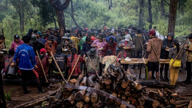 Reclutas de los rebeldes birmanos hacen una pausa para comer durante su entrenamiento en el estado de Karen, el 16 de octubre de 2021 - AFP