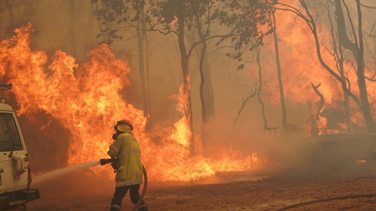 Os pesquisadores da agência pública CSIRO analisaram 90 anos de dados e concluíram que a mudança climática é o principal fator que provocou incêndios como os que arrasaram a Austrália entre 2019 e 2020 - Department of Fire and Emergency Services/AFP