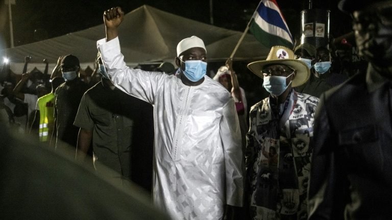 Presidente em fim de mandato, Adama Barrow, lidera os resultados das eleições na Gâmbia Presidente em fim de mandato, Adama Barrow, lidera os resultados das eleições na Gâmbia