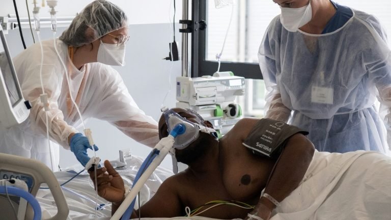 Um ano de vacinas e de desinformação sobre a covid-19 Um ano de vacinas e de desinformação sobre a covid-19