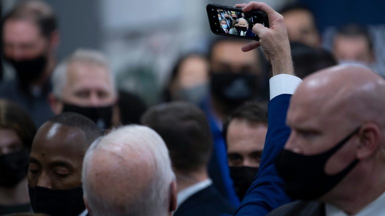 O presidente Biden tira uma selfie após um discurso em Minnesota em 30 de novembro de 2021 - AFP