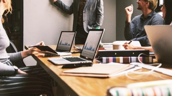 Trabalho presencial: estudo descobre que insatisfação pode ser contagiosa Trabalho presencial: estudo descobre que insatisfação pode ser contagiosa