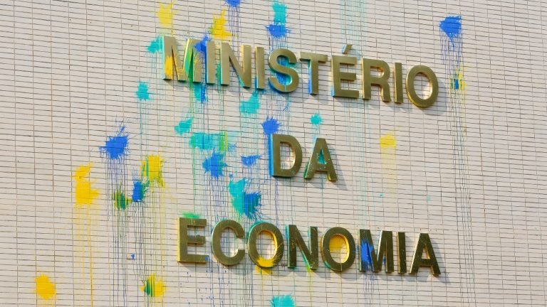 Manchas de tinta na fachada do Ministério da Economia em Brasília durante uma manifestação em 7 de outubro de 2021 - AFP/Arquivos