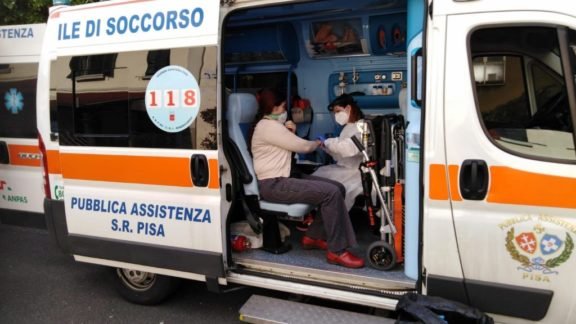 Italiano usa braço de silicone para tentar burlar a vacinação contra Covid Italiano usa braço de silicone para tentar burlar a vacinação contra Covid