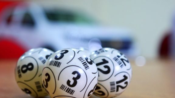 Homem faz duas apostas idênticas e ganha prêmio de loteria dobrado Homem faz duas apostas idênticas e ganha prêmio de loteria dobrado