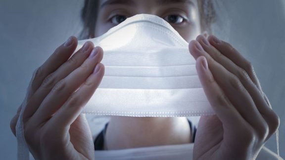 São Paulo mantém exigência do uso de máscaras em ambientes abertos São Paulo mantém exigência do uso de máscaras em ambientes abertos