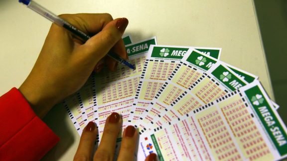 Mega-Sena deve pagar hoje prêmio de R$ 16 milhões Mega-Sena deve pagar hoje prêmio de R$ 16 milhões